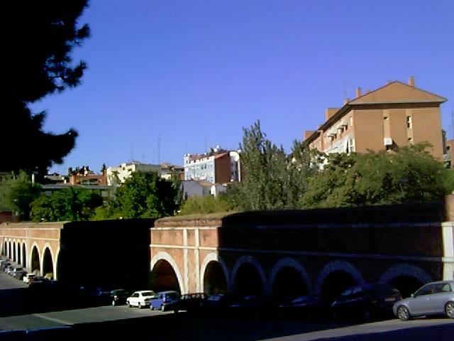 Vista del barrio desde el famoso acueducto del Canal de Isabel II
